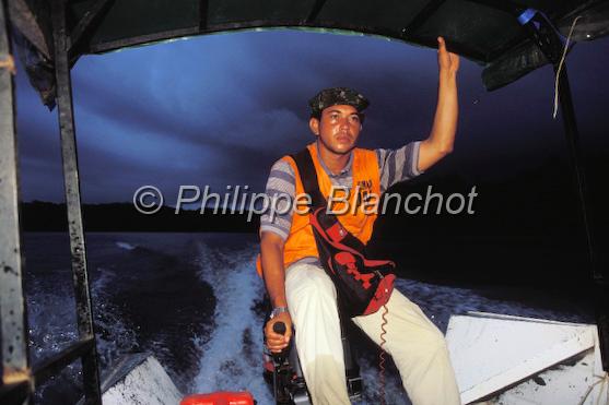 guyane 23.jpg - TraversÈe du fleuve Oyapock entre le BrÈsil (OÔapoque) et la Guyane franÁaise (Saint-Georges)